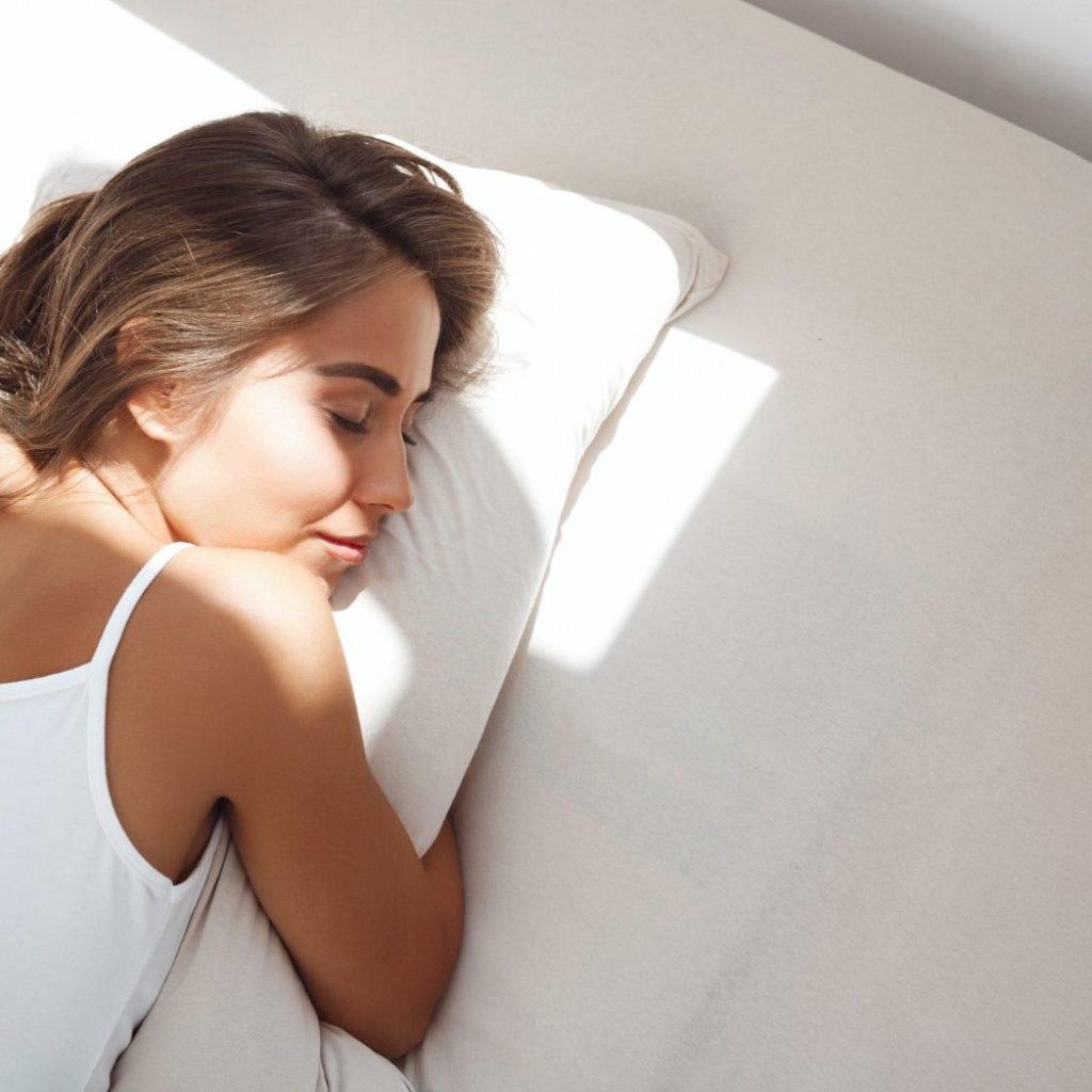 Jak oczyścić umysł przed snem? Wyciszenie, relaks i ukojenie nerwów